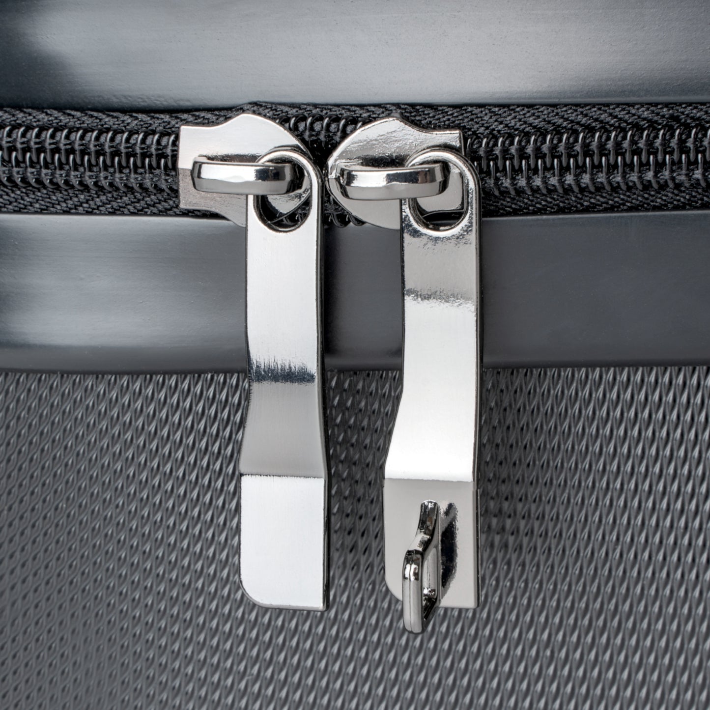 UNOBTCPOWERFLOWER Suitcases