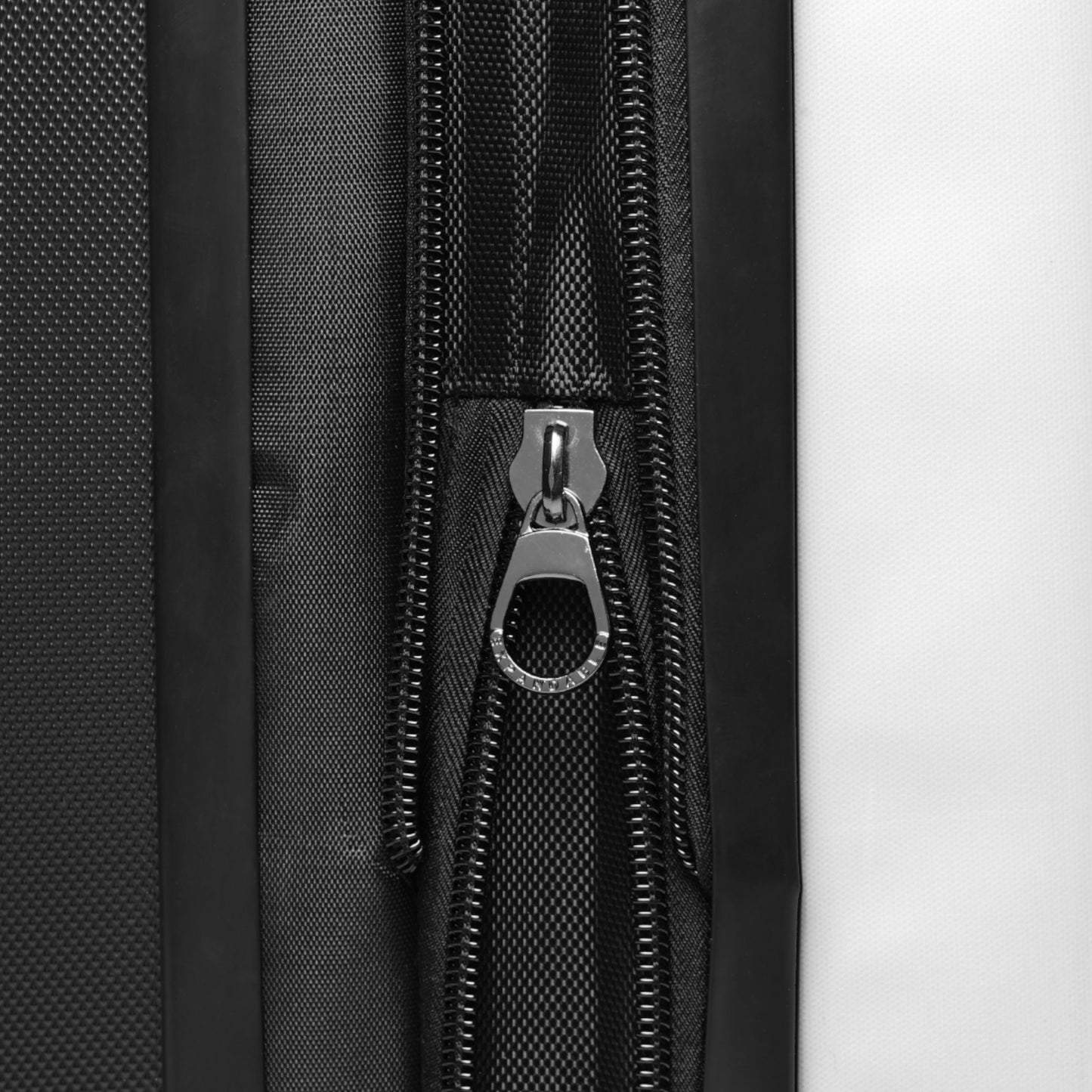 UNO ORGANIC WE ARE THE FEATHERS FREE MALIK ANGLE BEY Suitcase